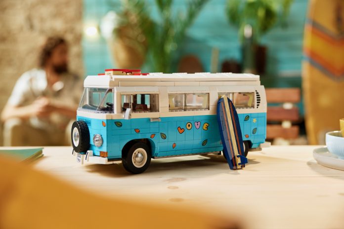 Beach party avec le nouveau set LEGO Volkswagen T2 Camper Van