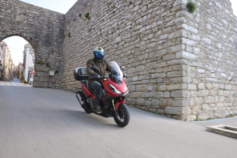Essai – Honda ADV 350, roi des villes, roi des champs ?