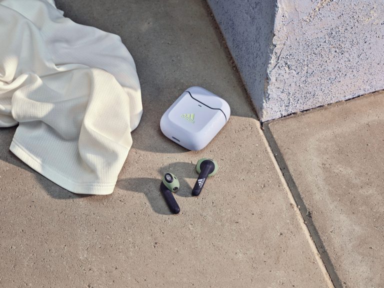 Adidas Headphone présente ses écouteurs True Wireless aux coloris tendance