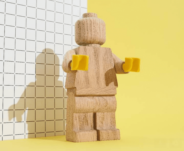 Une mini-figurine Lego en bois… de 20 cm de haut !