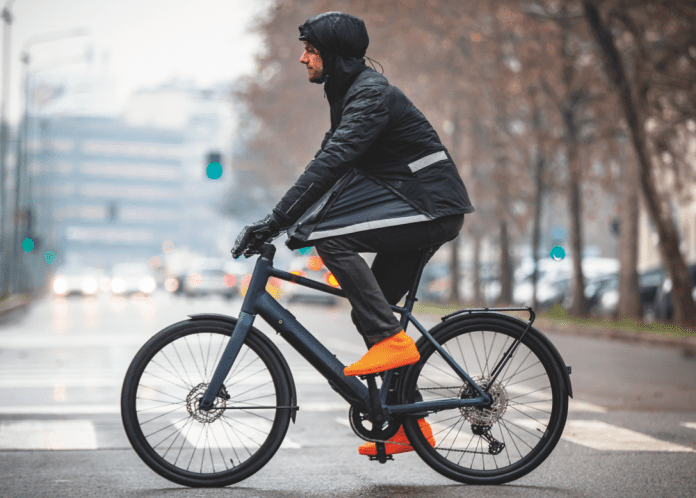 Une veste vélo qui se transforme en tablier couvre-jambes