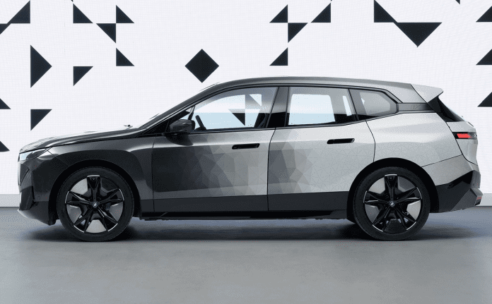 CES 2022 : la iX Flow de BMW est une voiture folle qui change vraiment de couleur