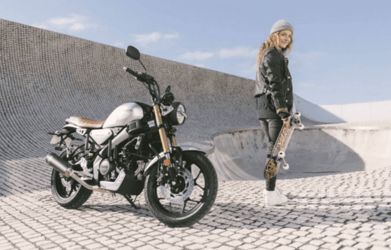 Une Yamaha XSR125 Yard Built “Allons Rider” avec Manon Lanza