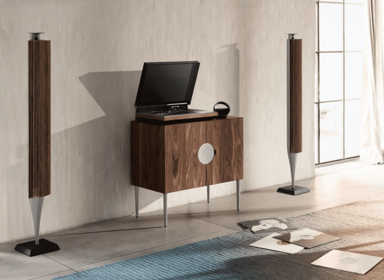 Le Beosystem 72-22 de Bang & Olufsen est un magnifique système decouvert de noyer.. qui coûte 45 000 $