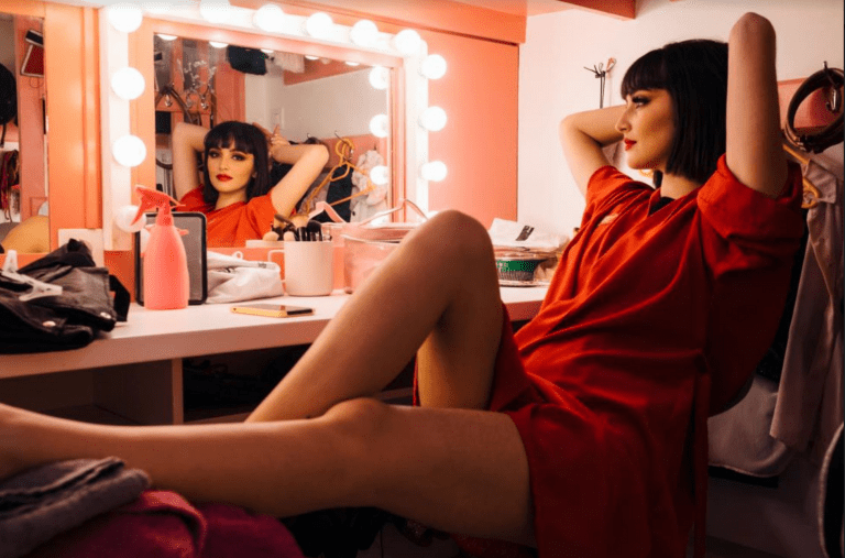 Au Crazy Horse, les Crazy Girls dévoilent la femme derrière l’artiste