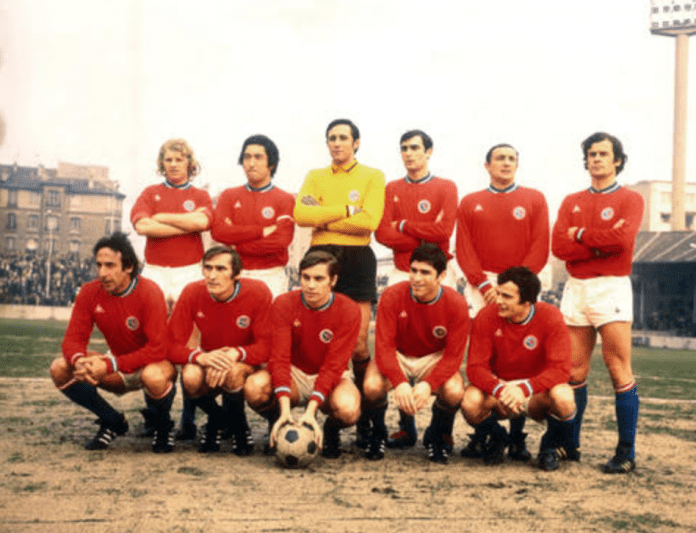 Le Paris Saint-Germain réédite son premier maillot de 1970