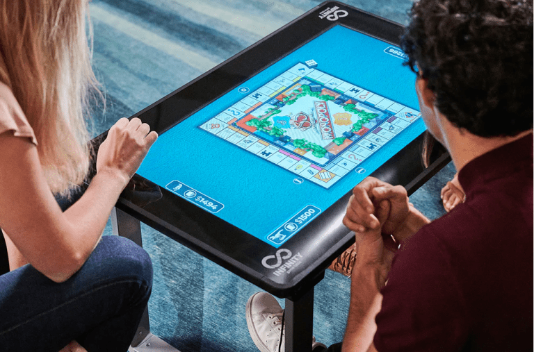 La table de jeu Infinity d’Arcade1Up intègre plus de 40 jeux de société dans une table basse