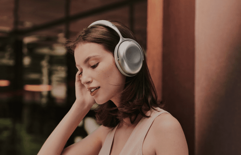 KEF lance son casque sans fil anti-bruit MU7 conçu par Ross Lovegrove 