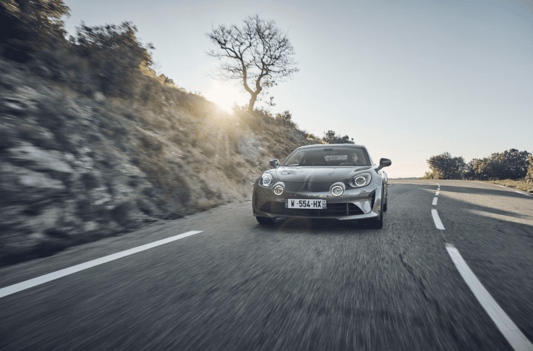 L’Alpine A110 remporte le Prix de la « voiture iconique » au Grand Prix Auto Moto 2022