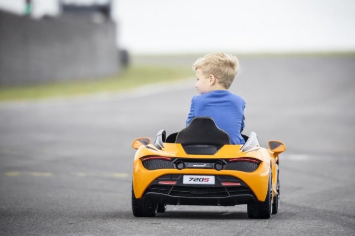 Une mini McLaren 720S Ride-On électrique pour les enfants