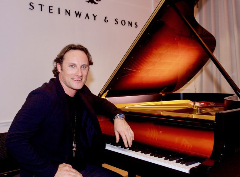 Un Steinway connecté à 69 exemplaires pour le chanteur Christophe