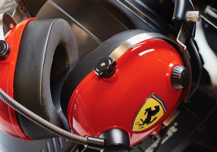 Thrustmaster en pole position avec son casque gaming Ferrari Scuderia