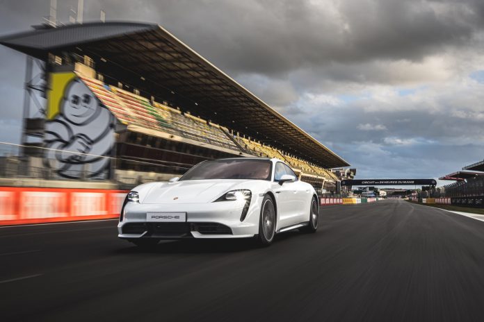 Le Porsche Taycan se dévoile au Mans