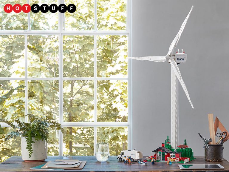 Une éolienne Lego en plastique écolo sur votre bureau