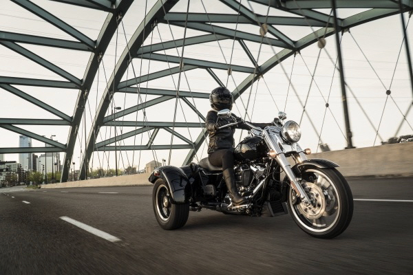 Harley-Davidson en mode trois roues et avec un permis B