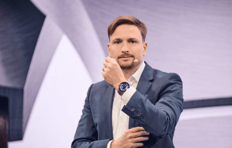 Une HUAWEI WATCH 4 Series au poignet
