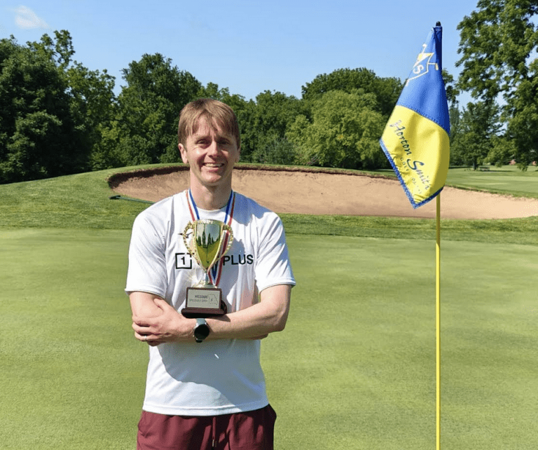 Le Speed Golfeur Luke Willett établit le nouveau record du monde de vitesse en 18 trous