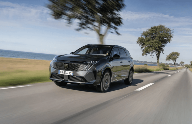 Peugeot E-5008 : électrique et à sept places