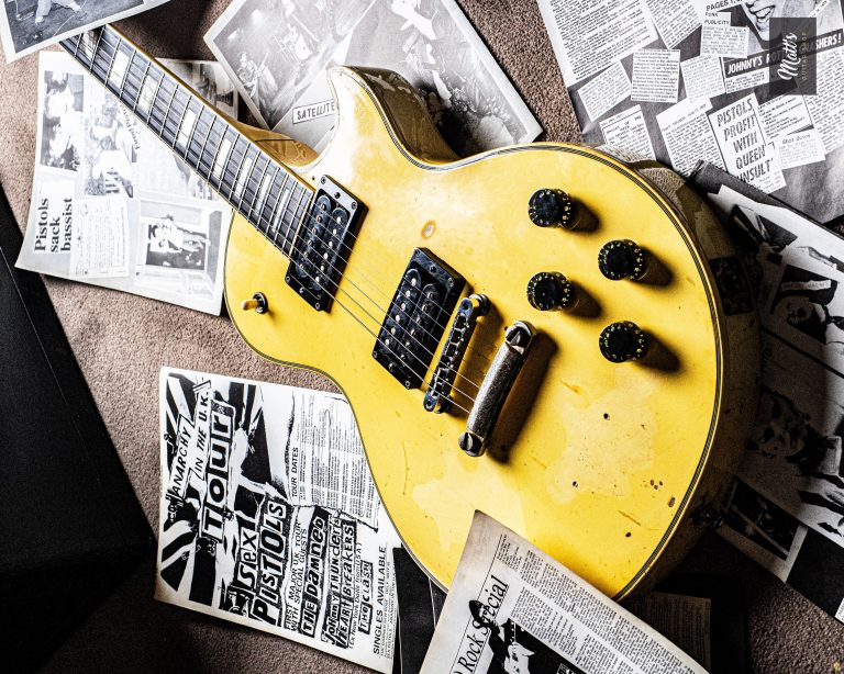 La légendaire guitare des Sex Pistols au Matt’s Guitar Shop