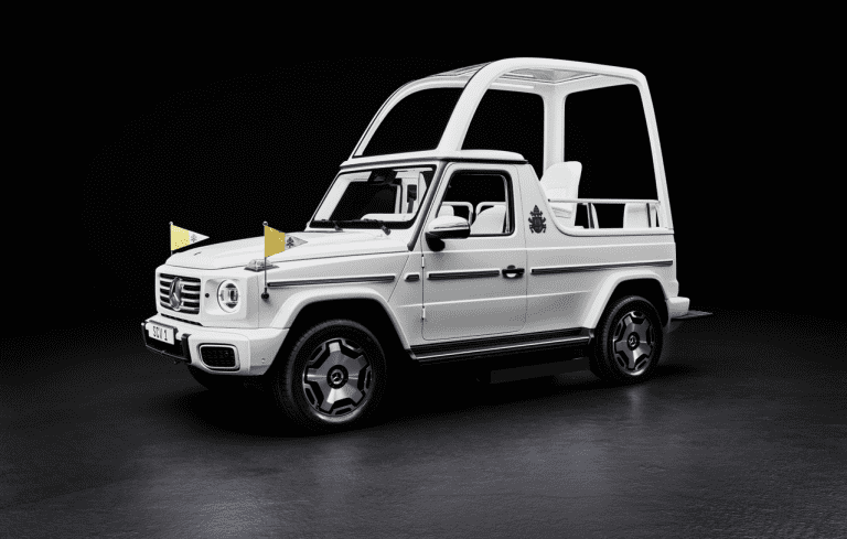 Le pape François reçoit la première « papamobile » électrique de Mercedes-Benz