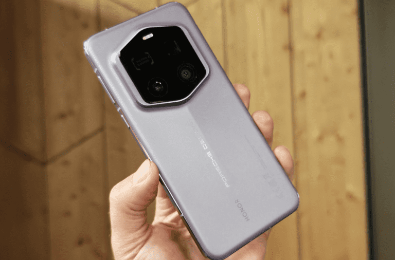 On a utilisé le Honor Magic 7 RSR – un téléphone à grosse batterie avec une cure de jouvence luxueuse