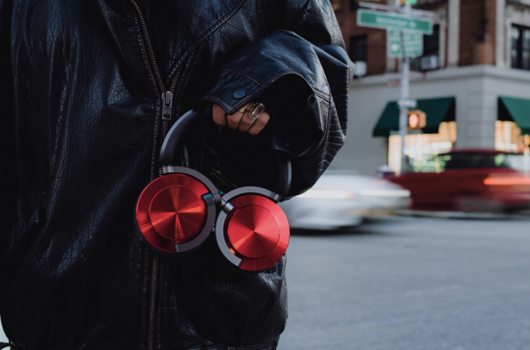 Une édition limitée Rouge Chrome pour le casque design Dyson OnTrac