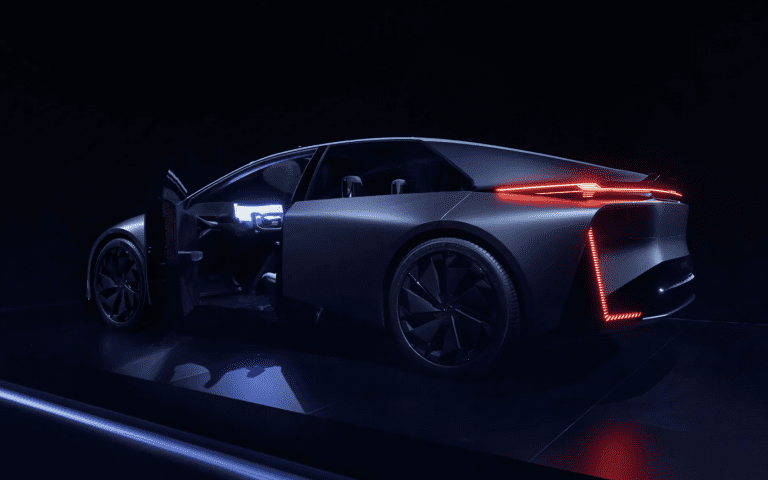 Le concept Lexus LF-ZC, un véhicule électrique cyberpunk