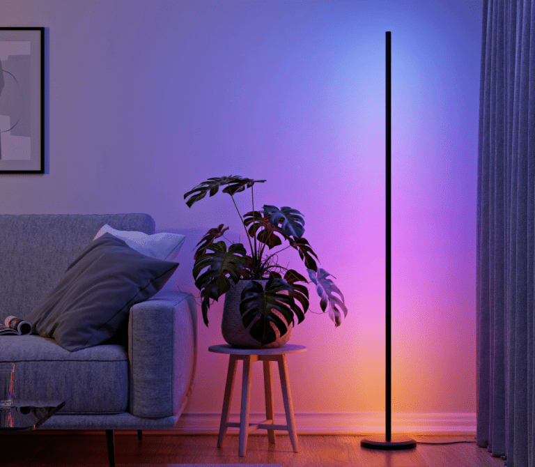 Un lampadaire connecté multicolore signé Nanoleaf