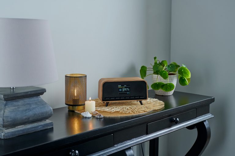 Des radios numériques Thomson DAB+ et Bluetooth au design rétro