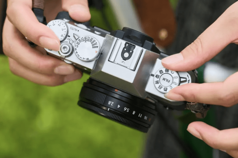 Le Fujifilm X-T30 III s’inspire de la tendance des préréglages vintage avec la molette de simulation de film