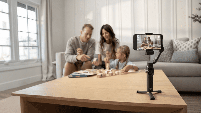 DJI présente Osmo Mobile 8 avec suivi intelligent du sujet