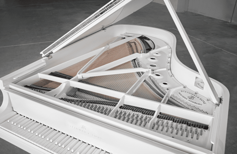 Un piano Steiway & Sons en édition limitée Ultra White