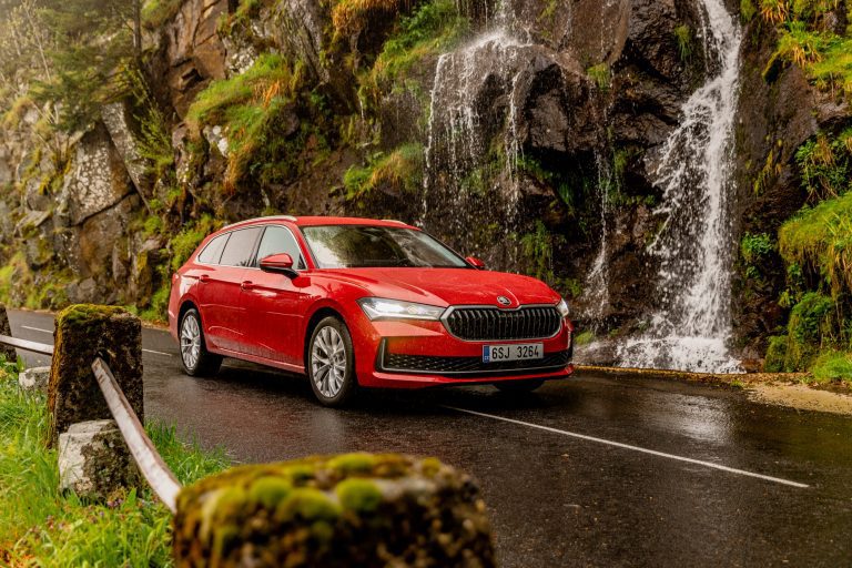 Essai –  Skoda Superb Combi PHEV : elle sait tout faire ! 