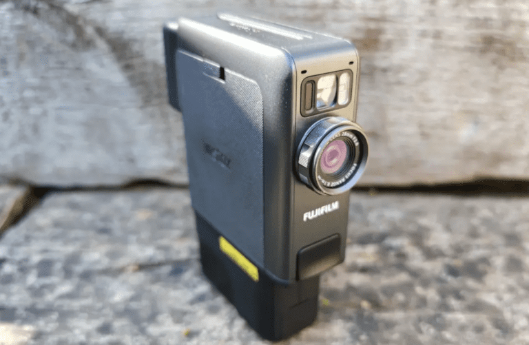 Fujifilm Instax Mini Evo Cinema : une réinvention ludique de la caméra familiale de papa