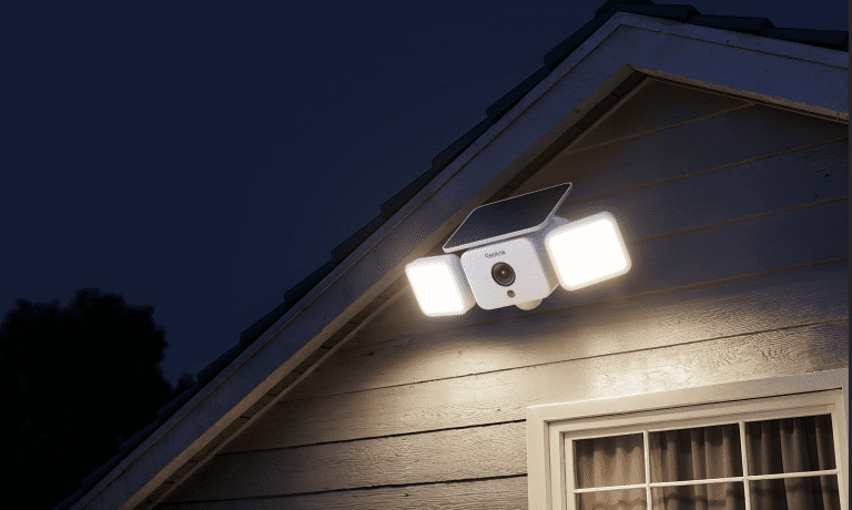 La caméra extérieur Solar Floodlight de Reolink marie projecteurs puissants et alimentation solaire pour seulement 99 €