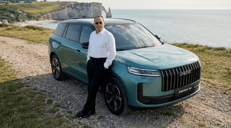 Jean Reno devient l’ambassadeur du B-SUV JAECOO 5 en France