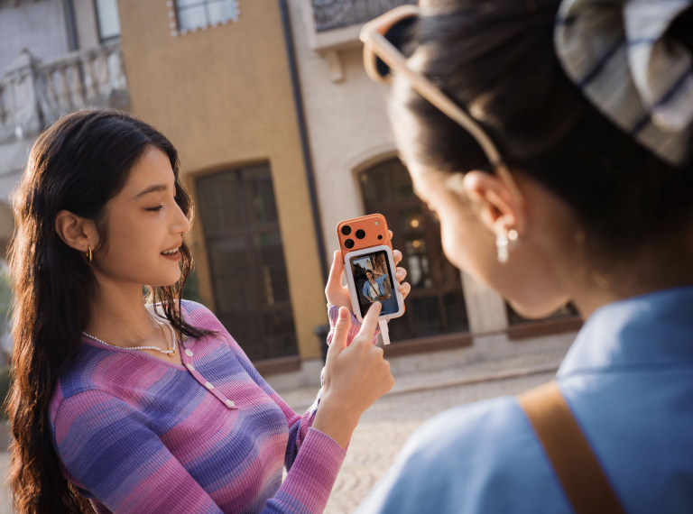 Insta360 lance la gamme d’écrans à selfie Snap, pour des selfies parfaits avec la caméra arrière