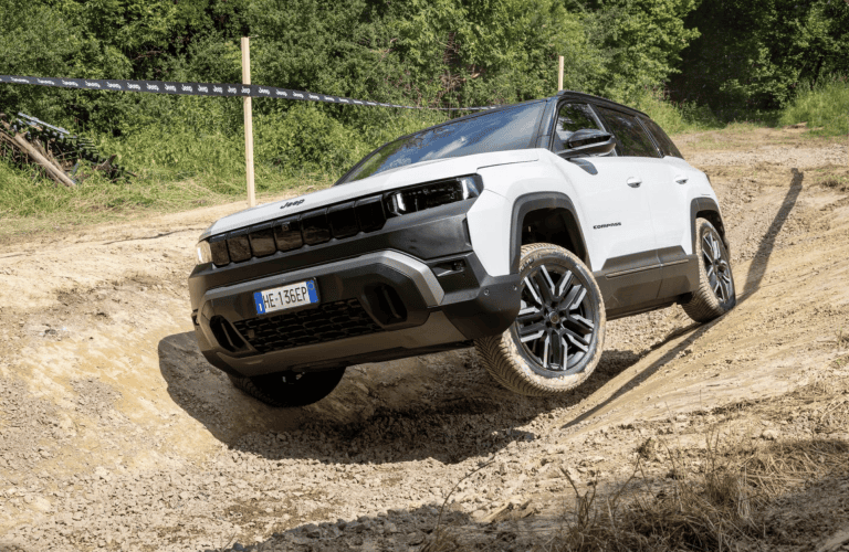 On adorait la Jeep Avenger, mais l’essai de la nouvelle  Compass 4xe a tout changé