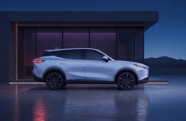 Omoda 7, le crossover hybride rechargeable qui roule comme une électrique