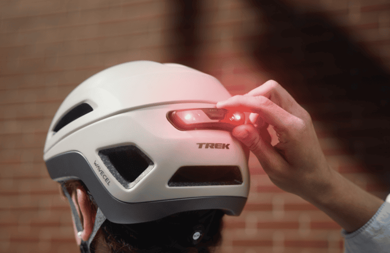 Trek lance le casque Charge WaveCel, certifié pour le vélo électrique, doté d’un feu de circulation diurne intégré